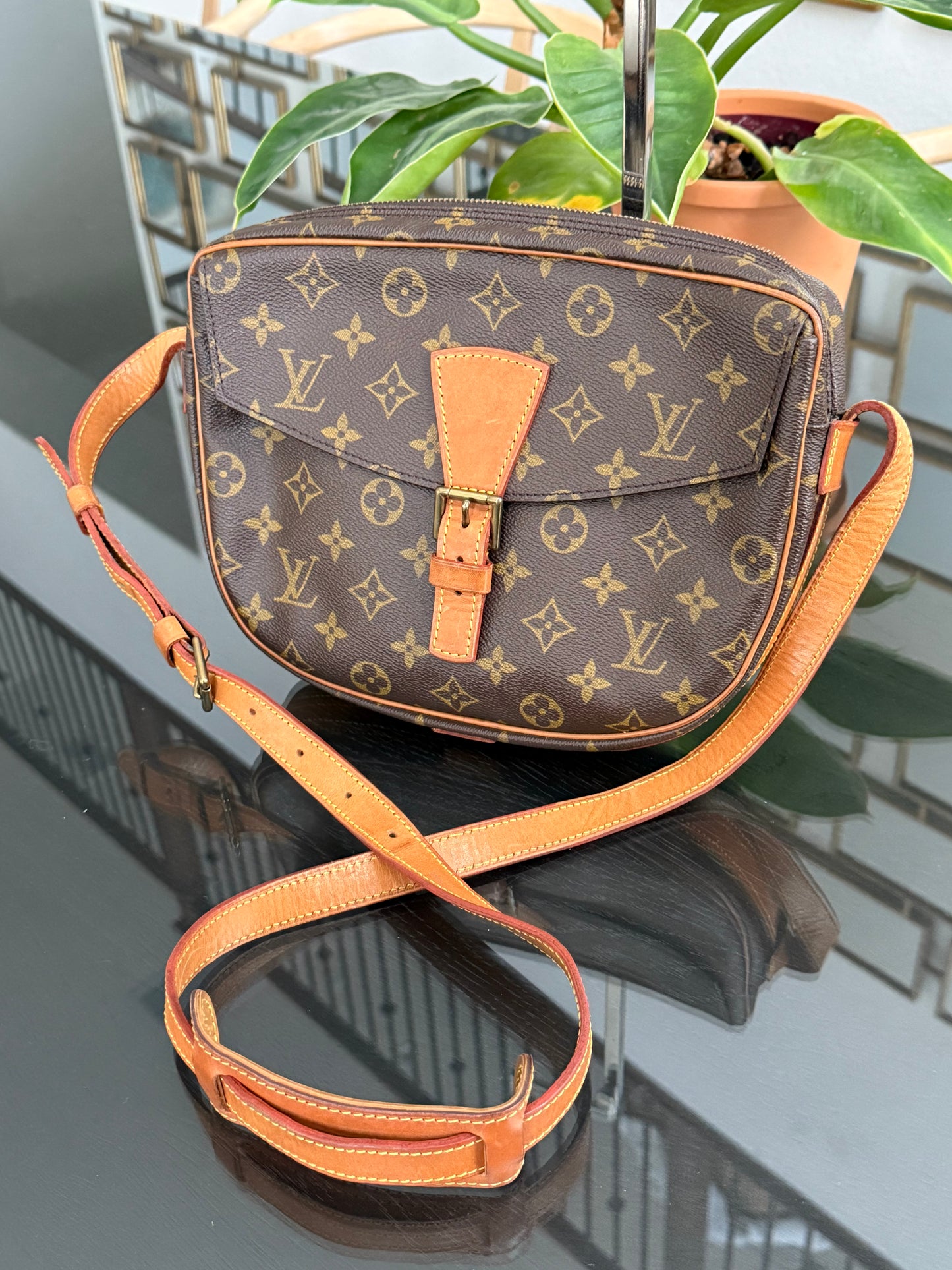 Jeaunefille GM Crossbody 📅 Year: 1989