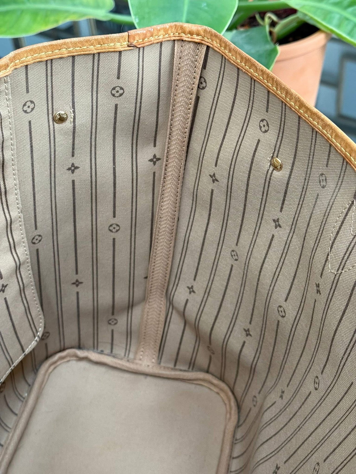 Neverfull MM in Monogram with Dustbag 📅 Year: 2007