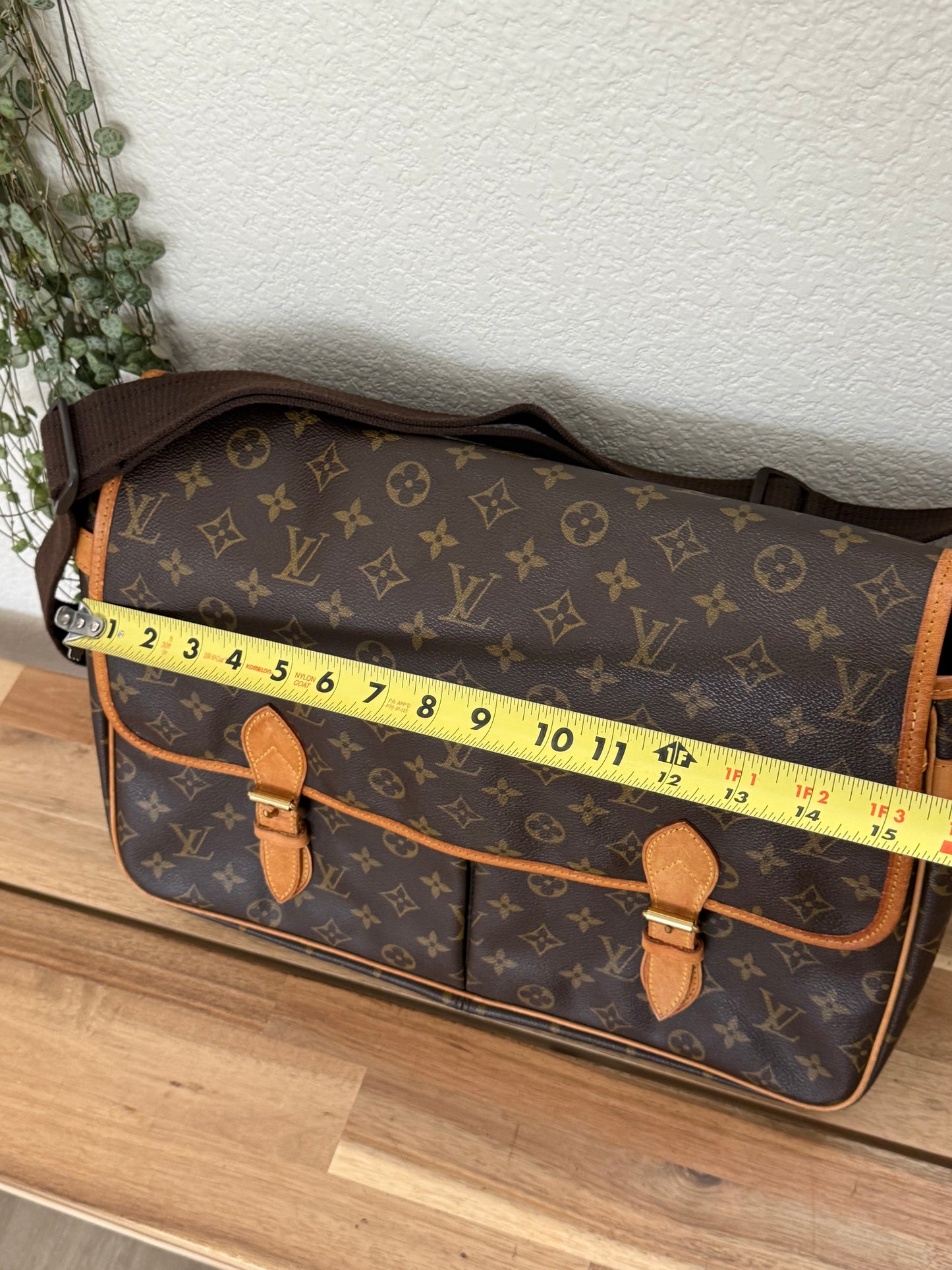 Gibeciere GM Crossbody - 📅 Year: 1997