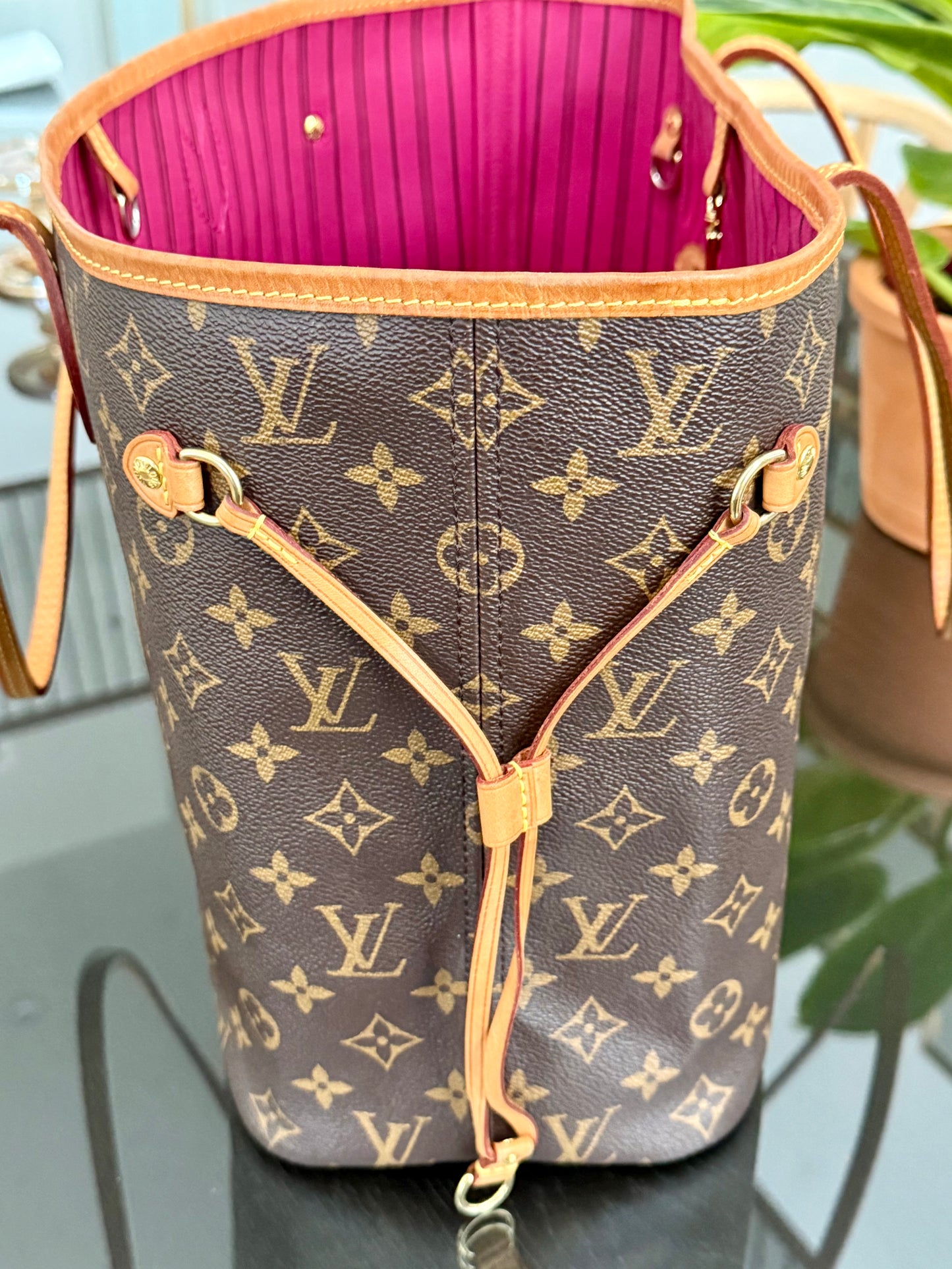 Neverfull MM in Peony interior with Dustbag 📅 Year: 2019