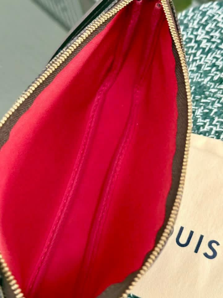 Pochette Accessories in DE with Non branded Strap 📅 Year: 2007