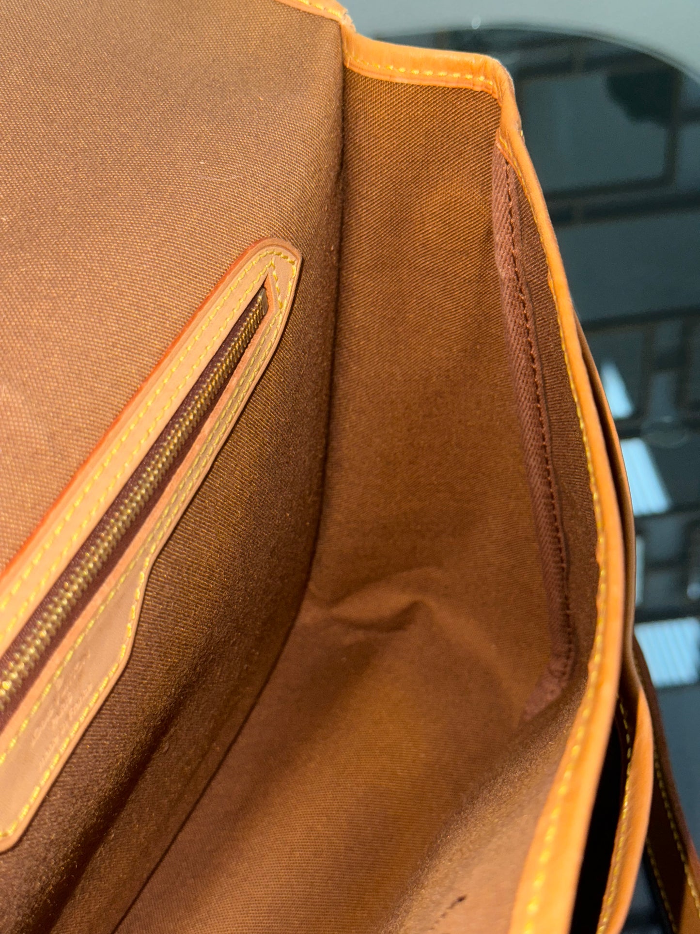 Gibeciere GM Messenger/ Crossbody Bag 📅 Year: 1994