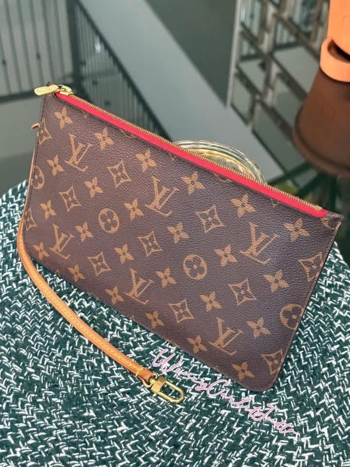 Neverfull MM/GM Pouch in Cerise 🗓️Year 2014