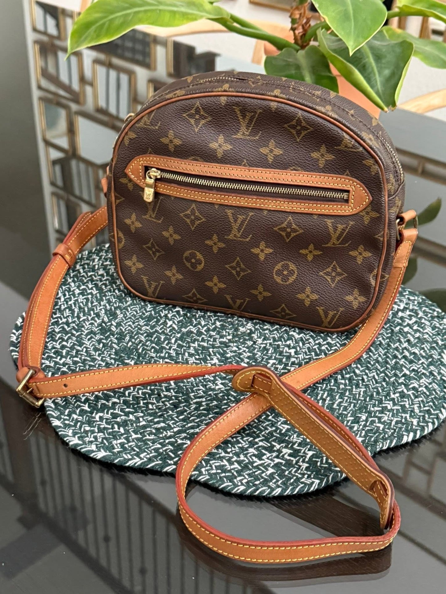 Senlis Crossbody - 🗓️ Year: 1991