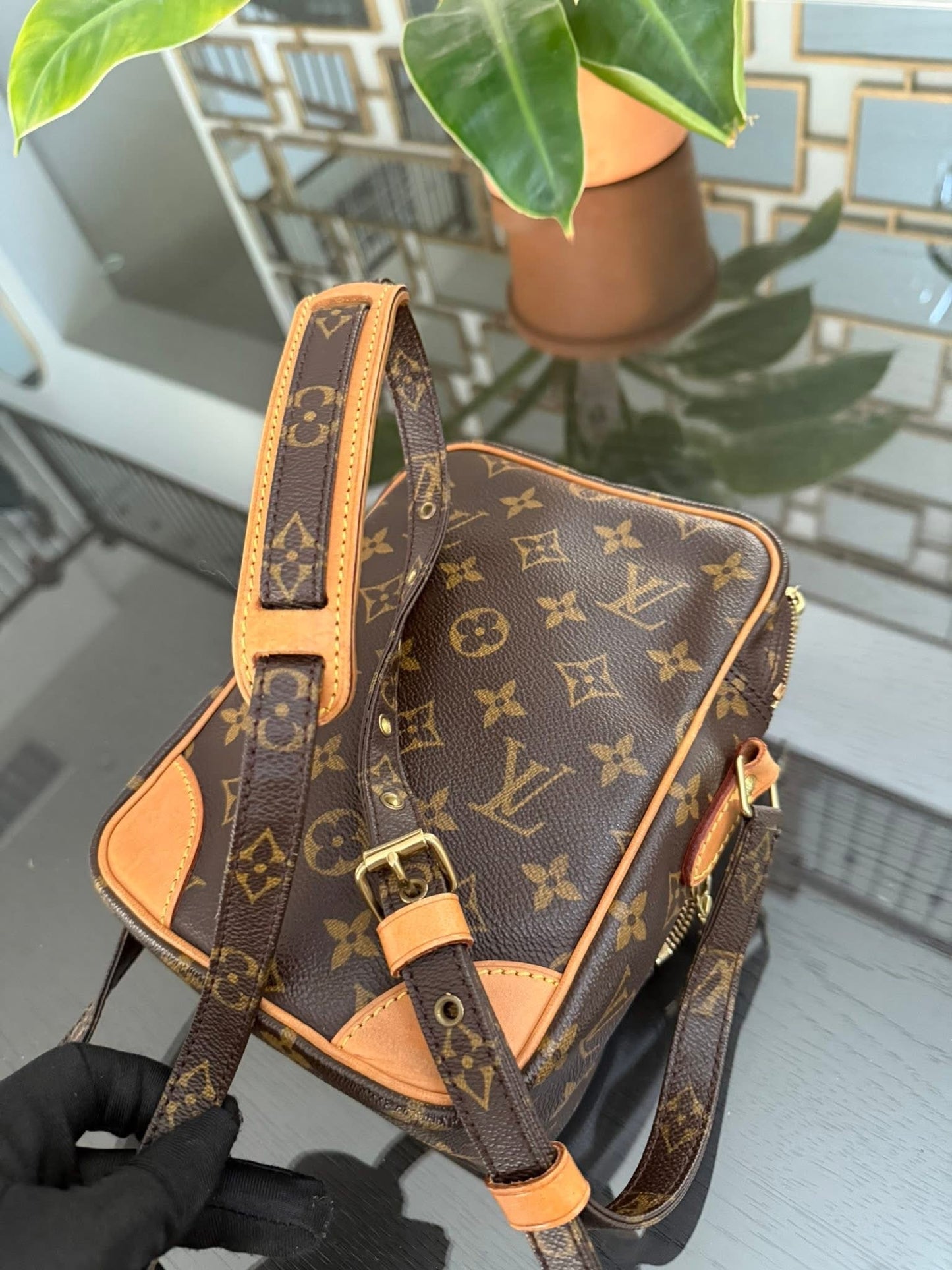 Amazon Crossbody Bag 🗓️ Year: 2000