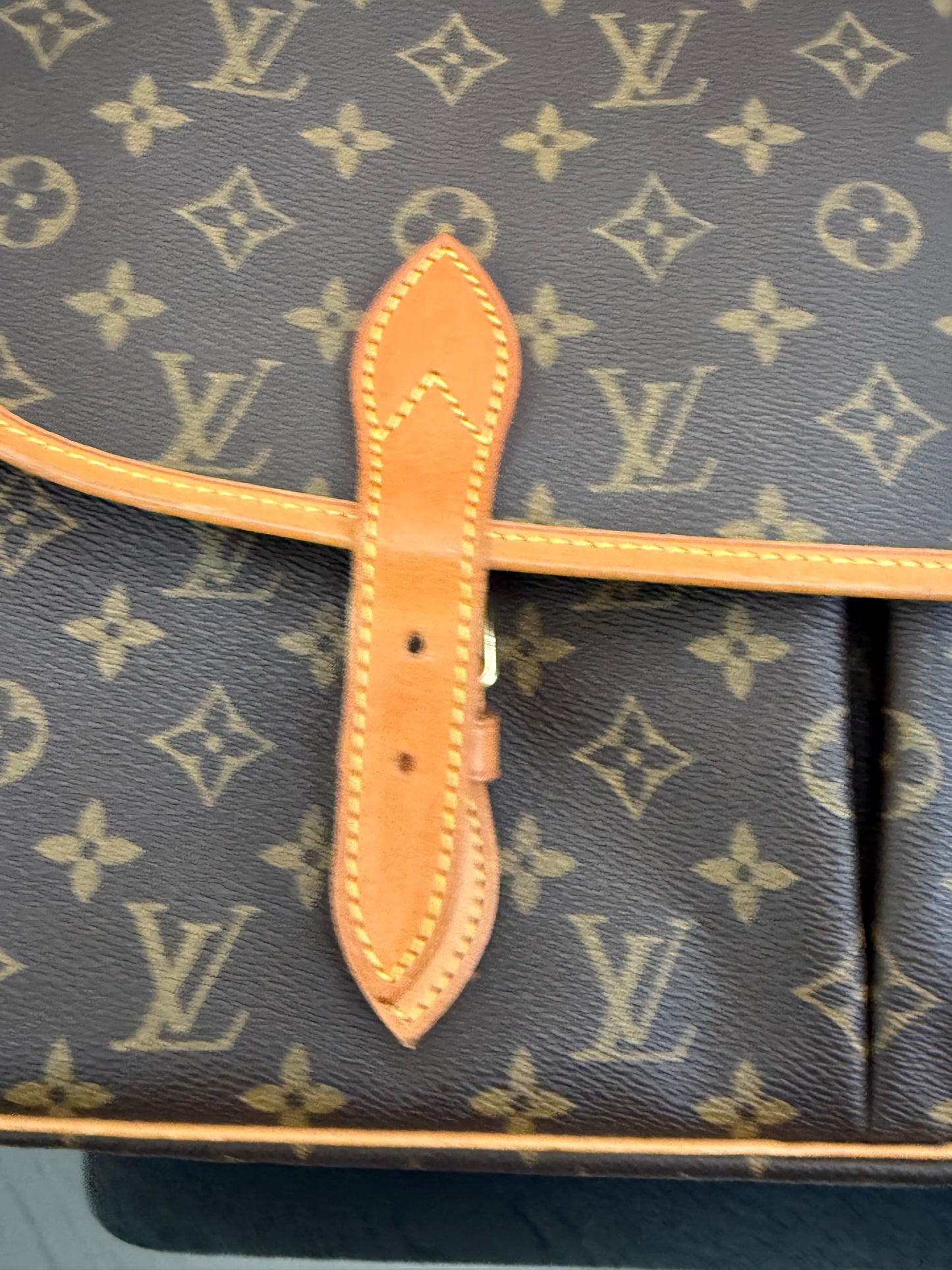 Gibeciere GM Messenger/ Crossbody Bag 📅 Year: 1994