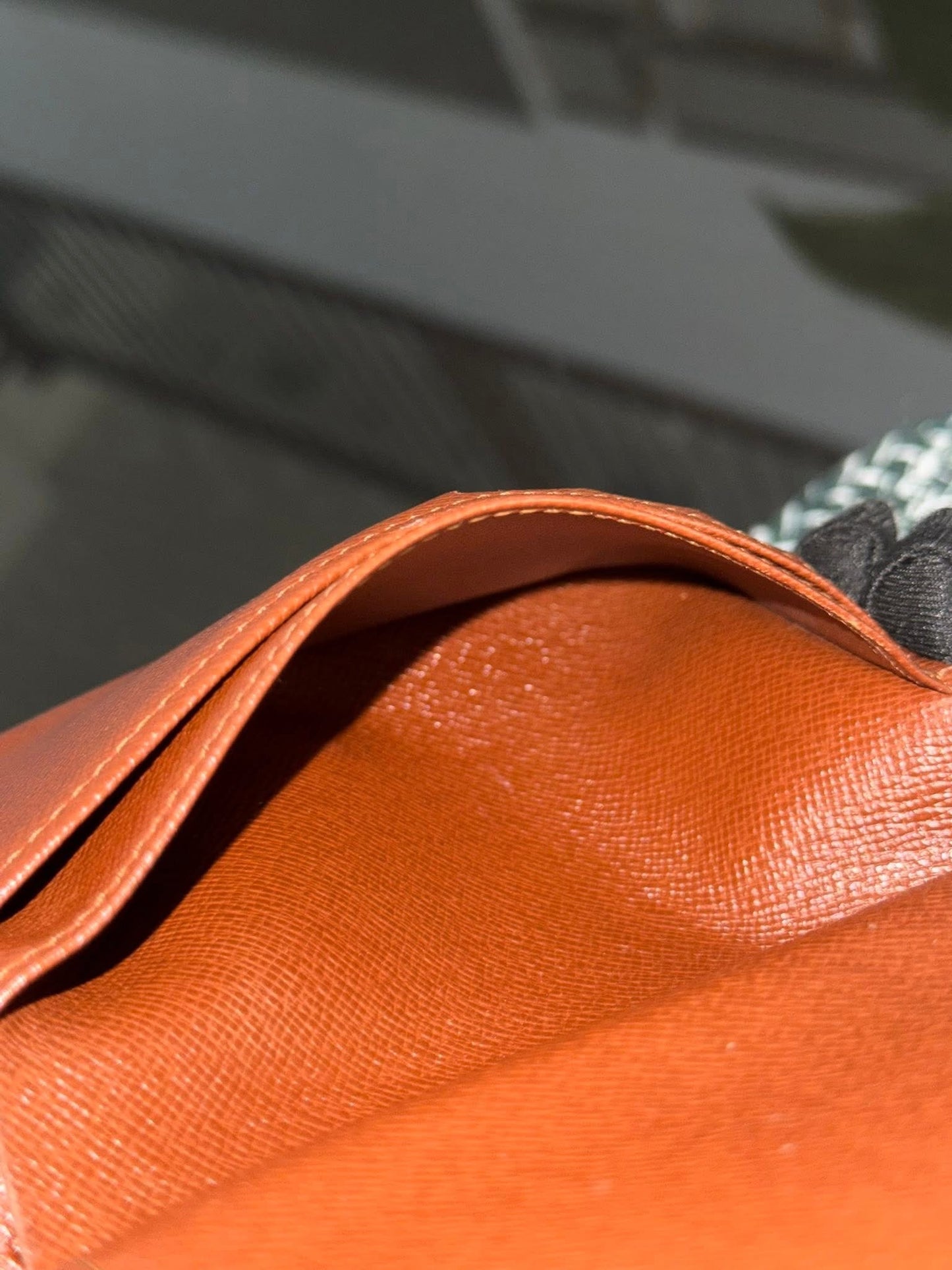 Kisslock Wallet in Monogram 🗓️ Year: 2001