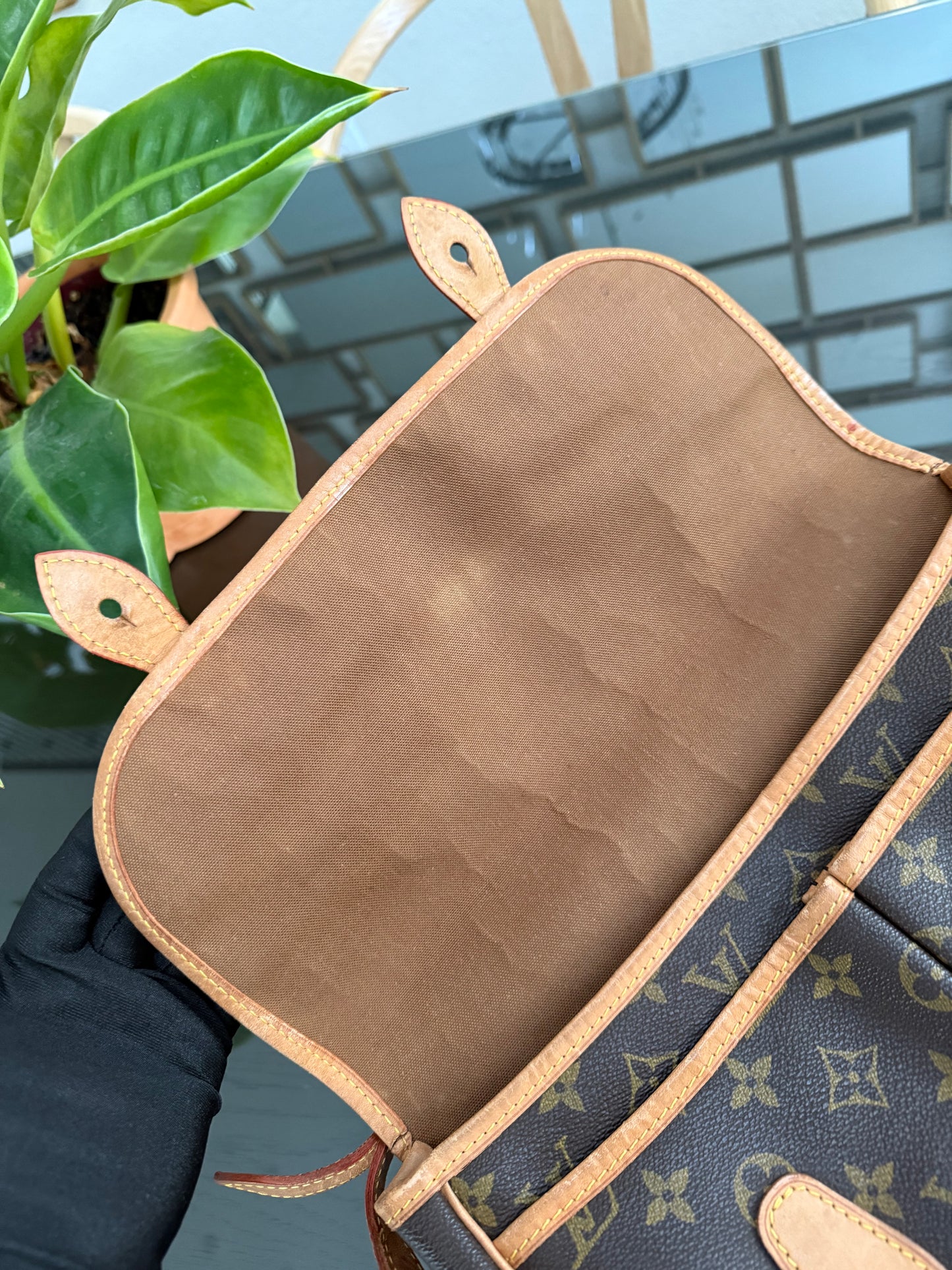 Gibeciere MM Crossbody Messenger -
📅 Year: 1991