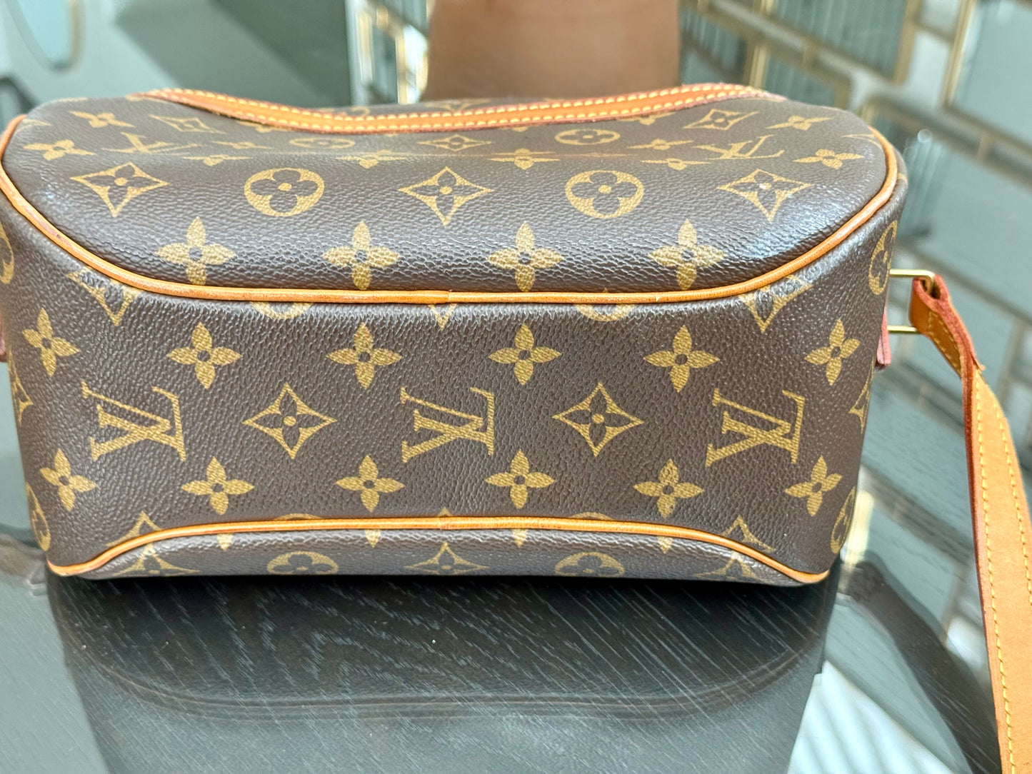 Blois Crossbody -🗓️ Year: 1995