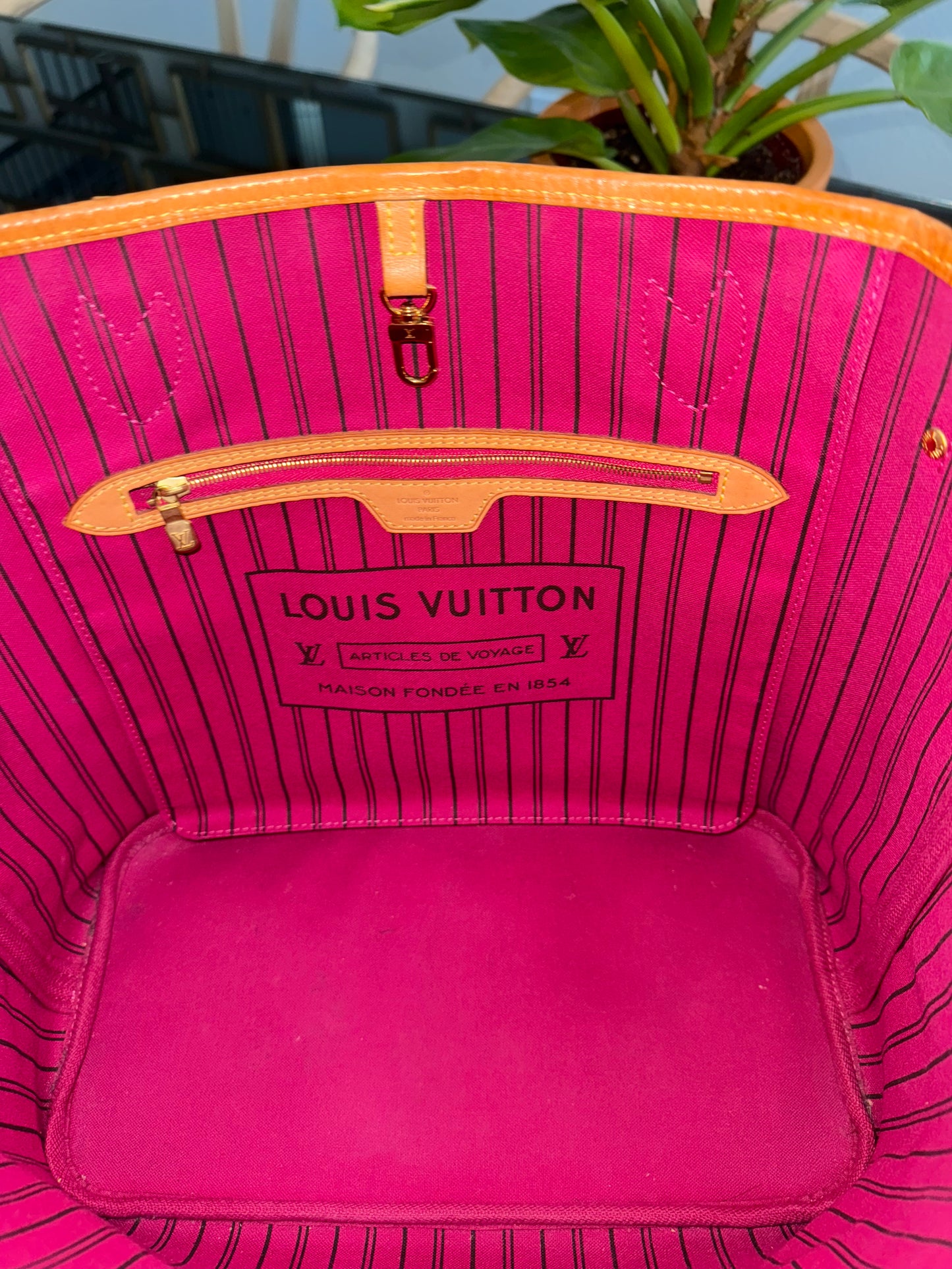 Neverfull MM in Peony interior with Dustbag 📅 Year: 2019
