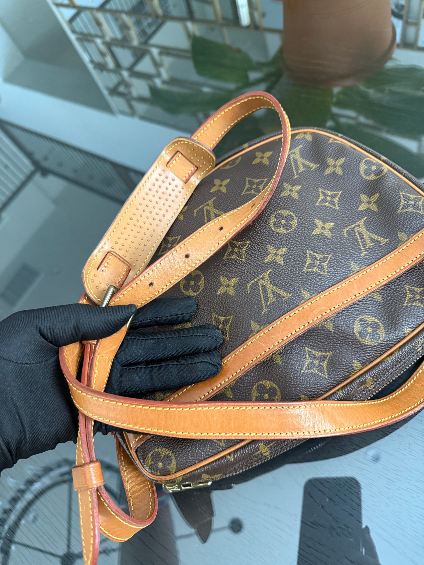 Jeaunefille GM Crossbody 📅 Year: 1989