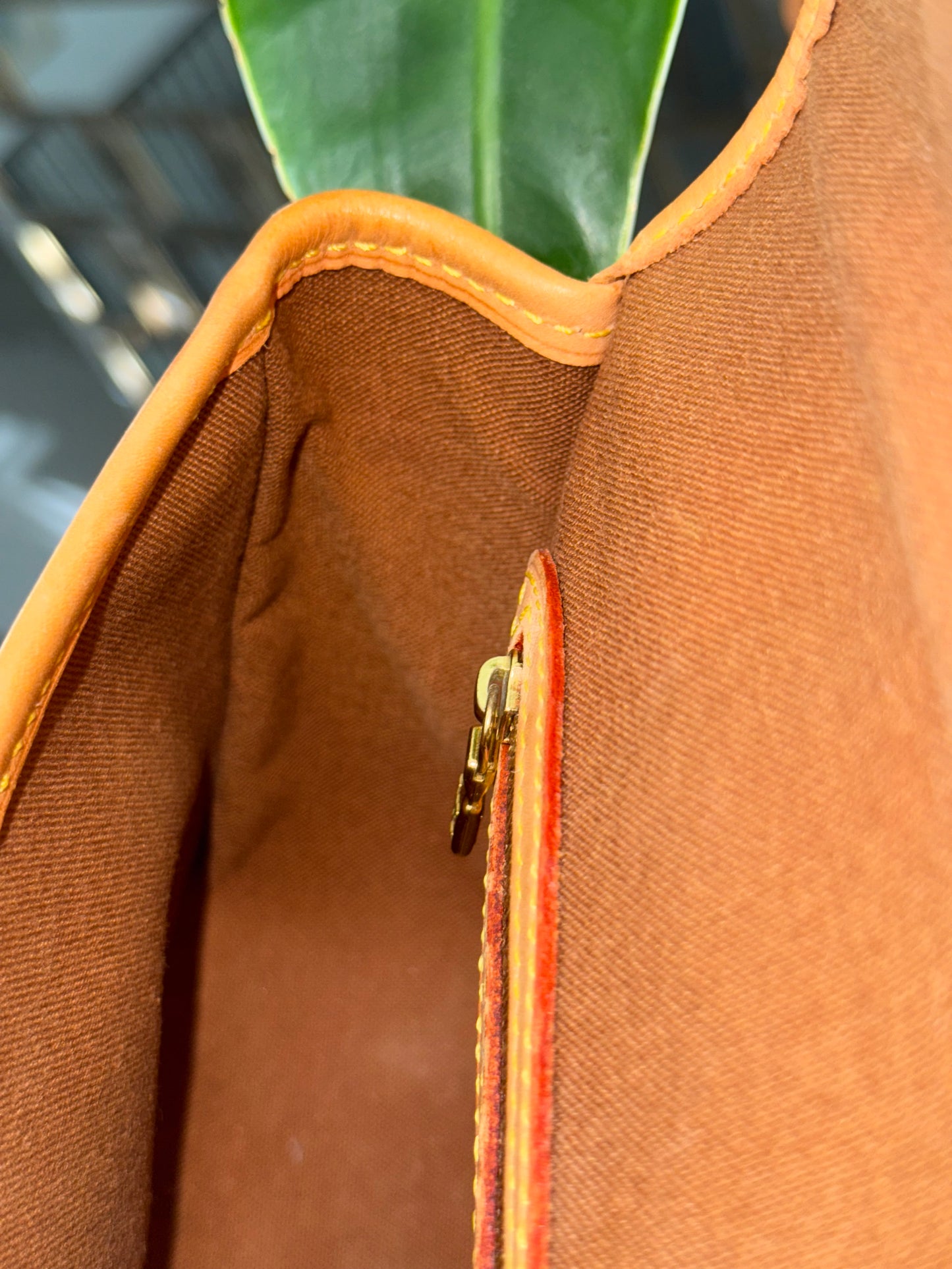 Sologne Crossbody 📅 Year: 2003