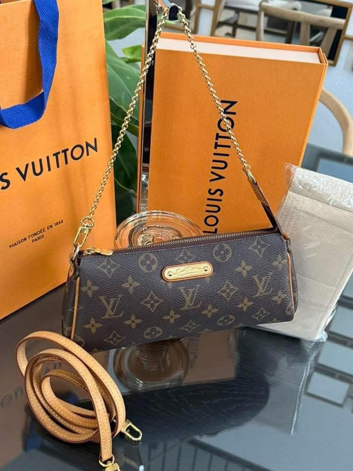 Eva Clutch in Monogram with Original Strap, Insert Organizer, Box and Paper bag 🗓️ Year: 2010