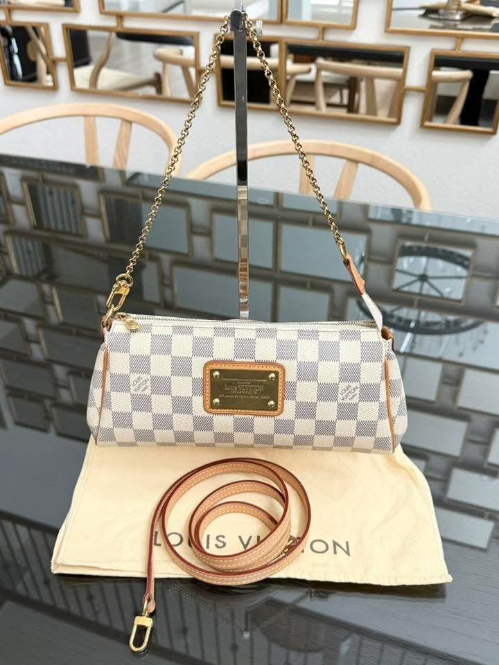 Eva Clutch in Azur with Original Strap, Dustbag , box and Paper bag 🗓️ Year: 2016