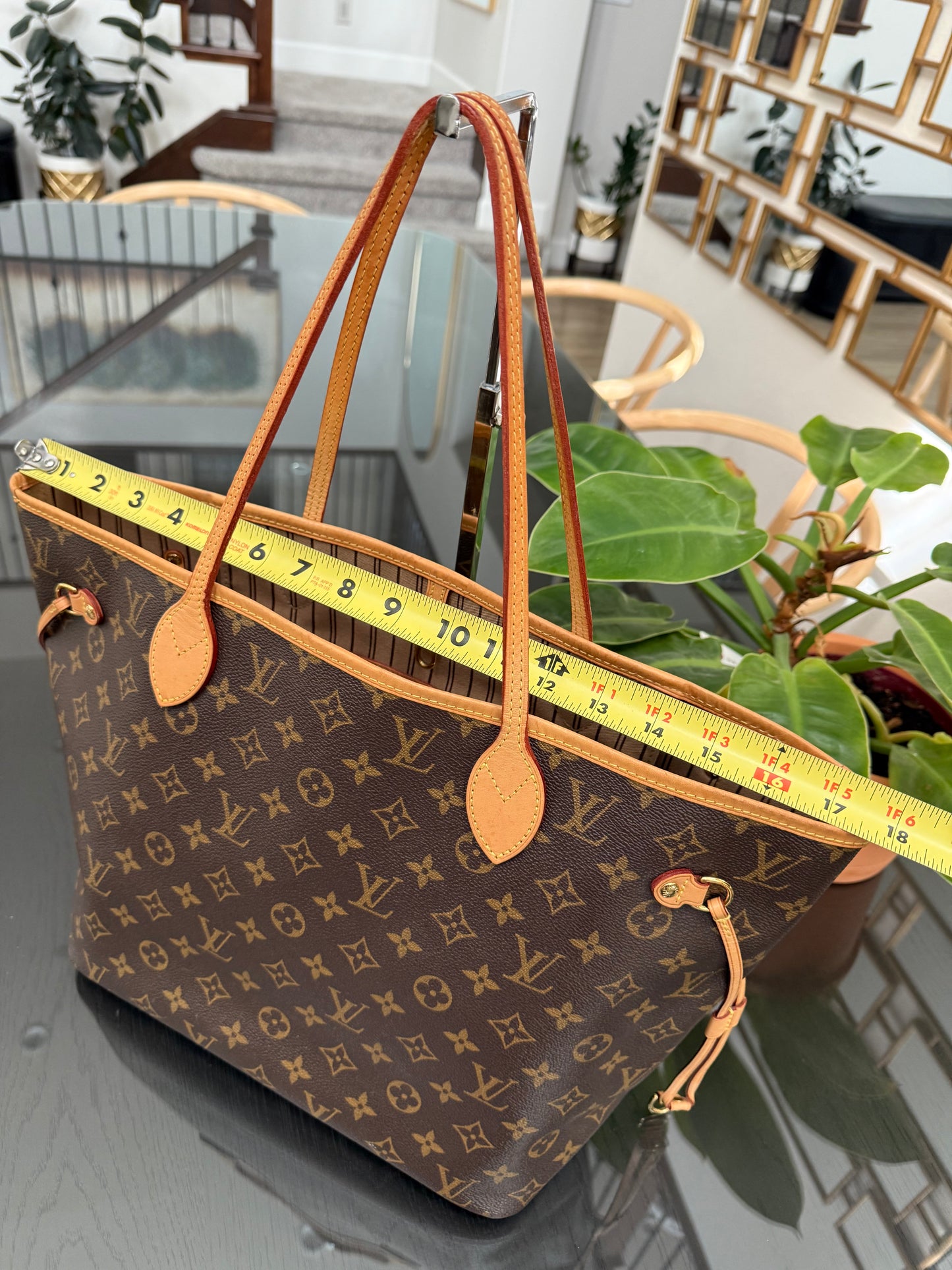 Neverfull MM in Monogram with Dustbag and Insert Organizer 📅 Year: 2017