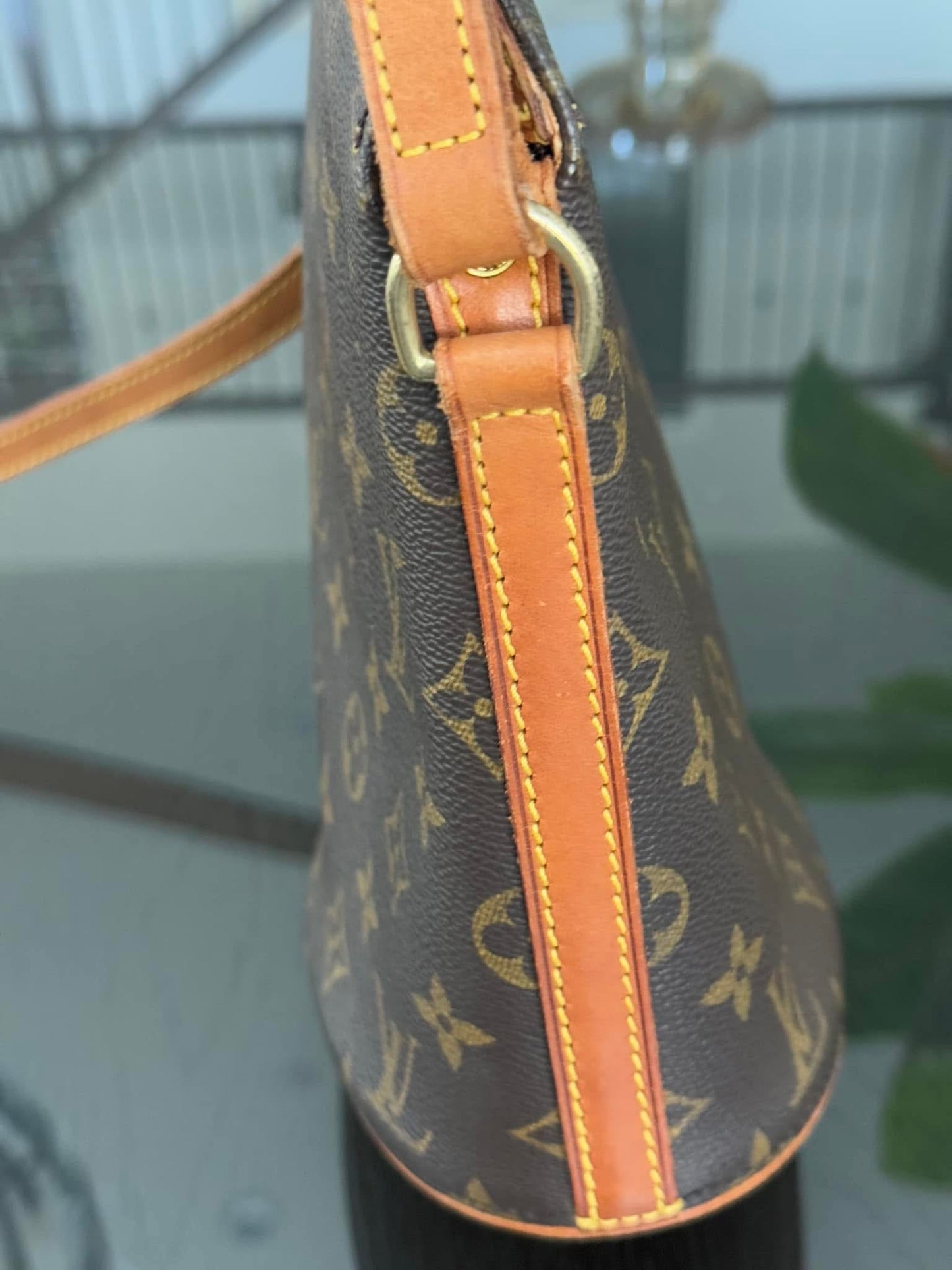 Drouot Crossbody 
📅 Year: 2001