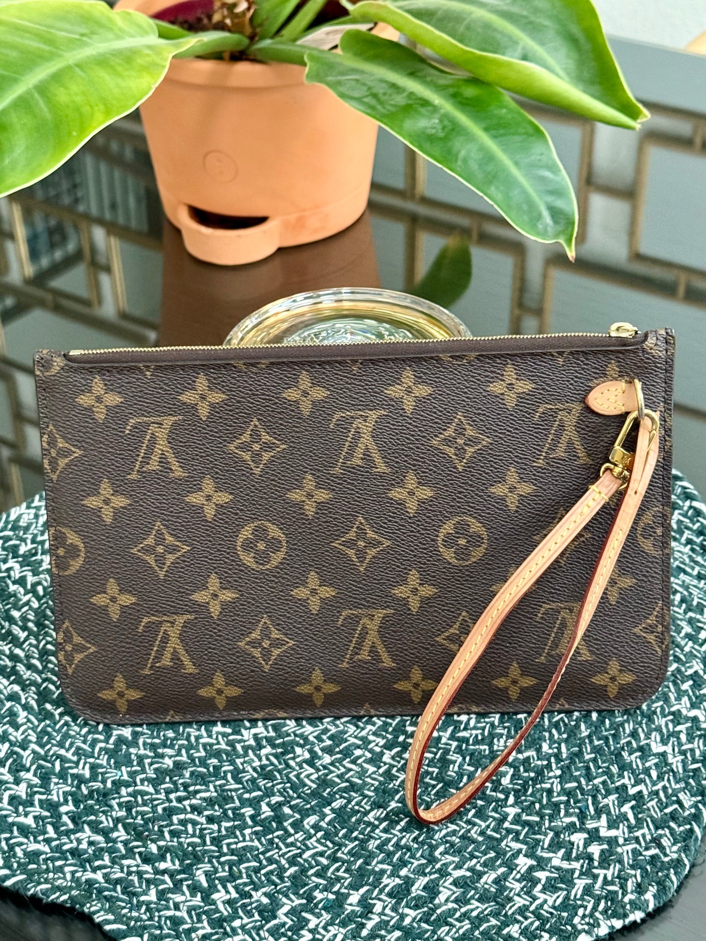 Neverfull MM/ GM Pouch with Wriststrap 🗓️ Year: 2020