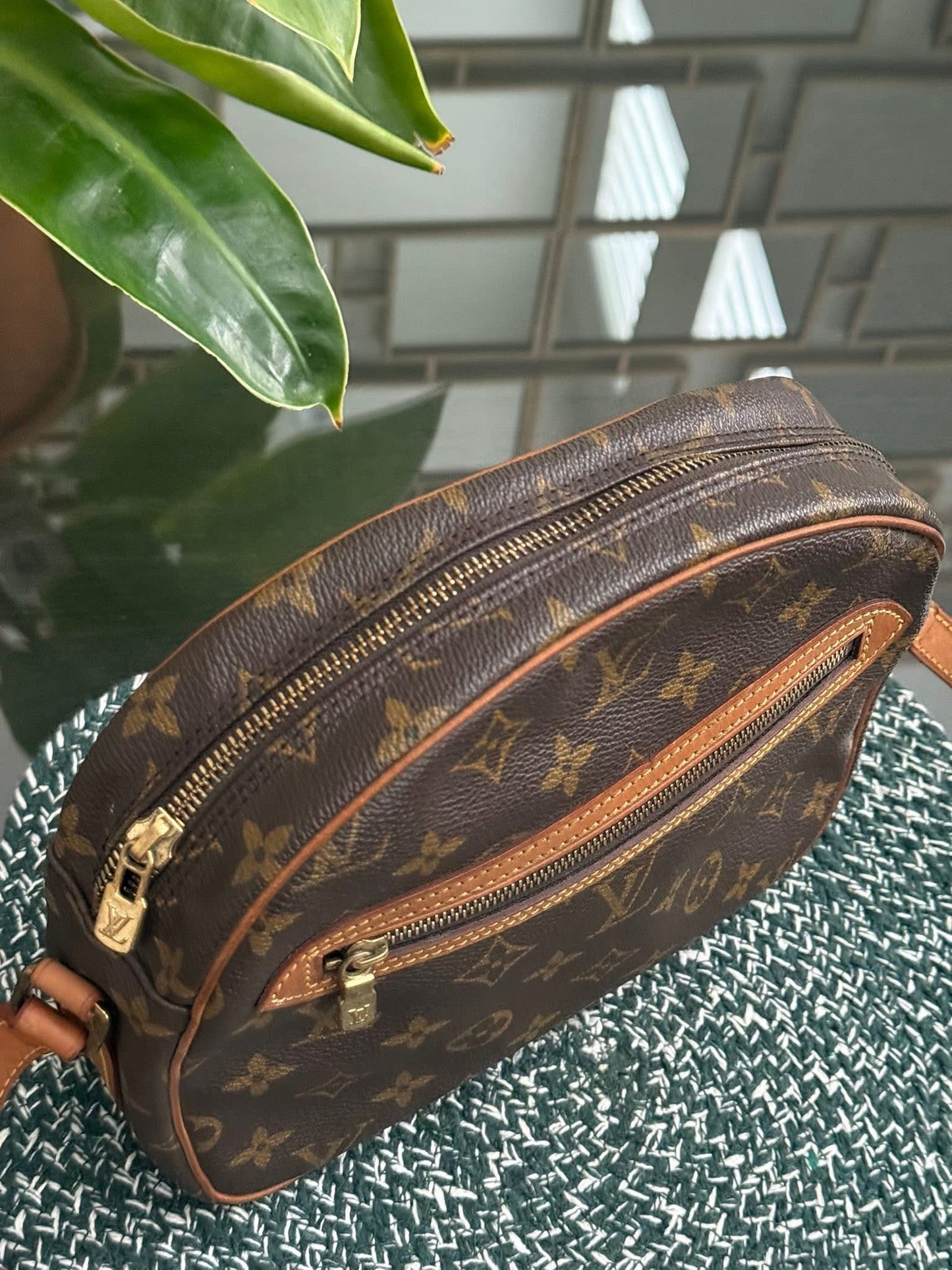Senlis Crossbody - 🗓️ Year: 1991