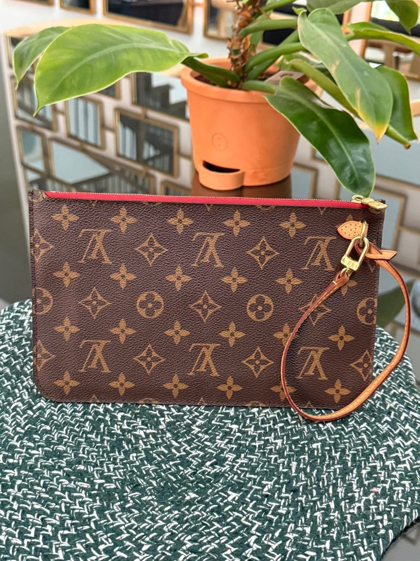 Neverfull MM/GM Pouch in Cerise 🗓️Year 2014