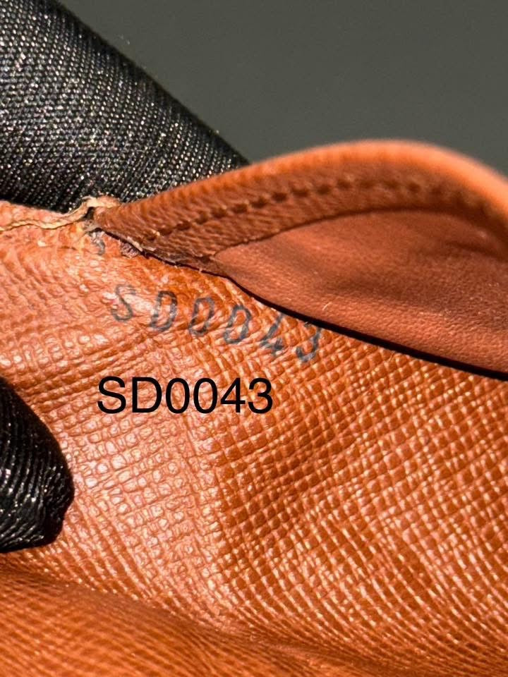 International Wallet in Monogram 🗓️ Year: 2003