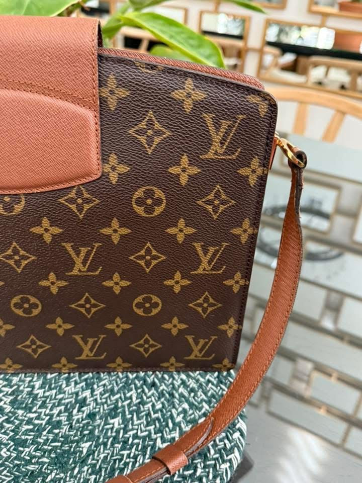 Courcelles Shoulder/ Crossbody bag 📅 Year: 1997