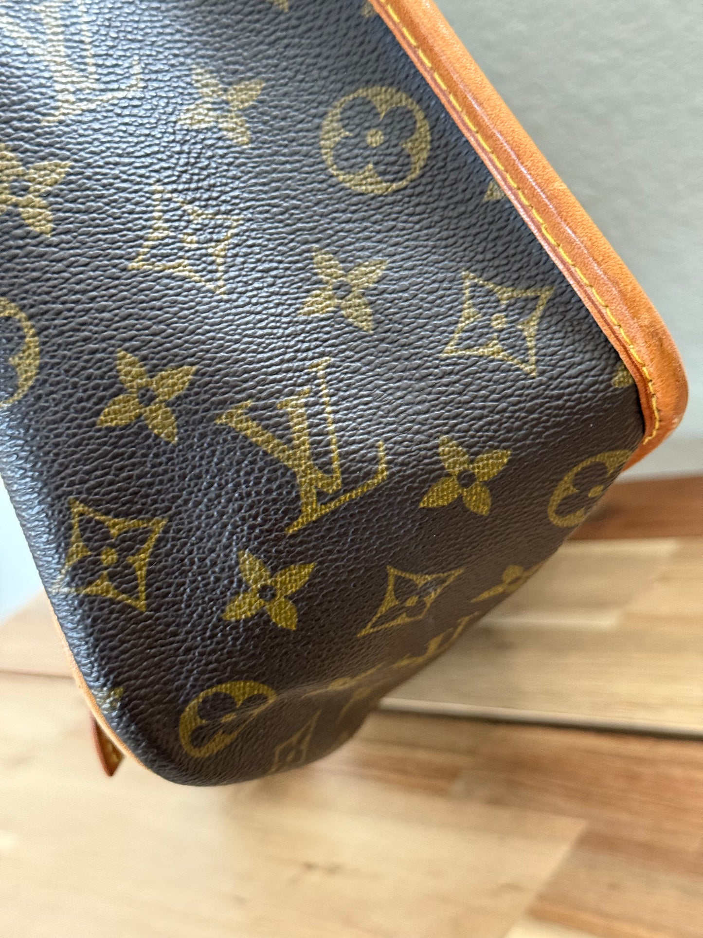 Gibeciere GM Crossbody - 📅 Year: 1997