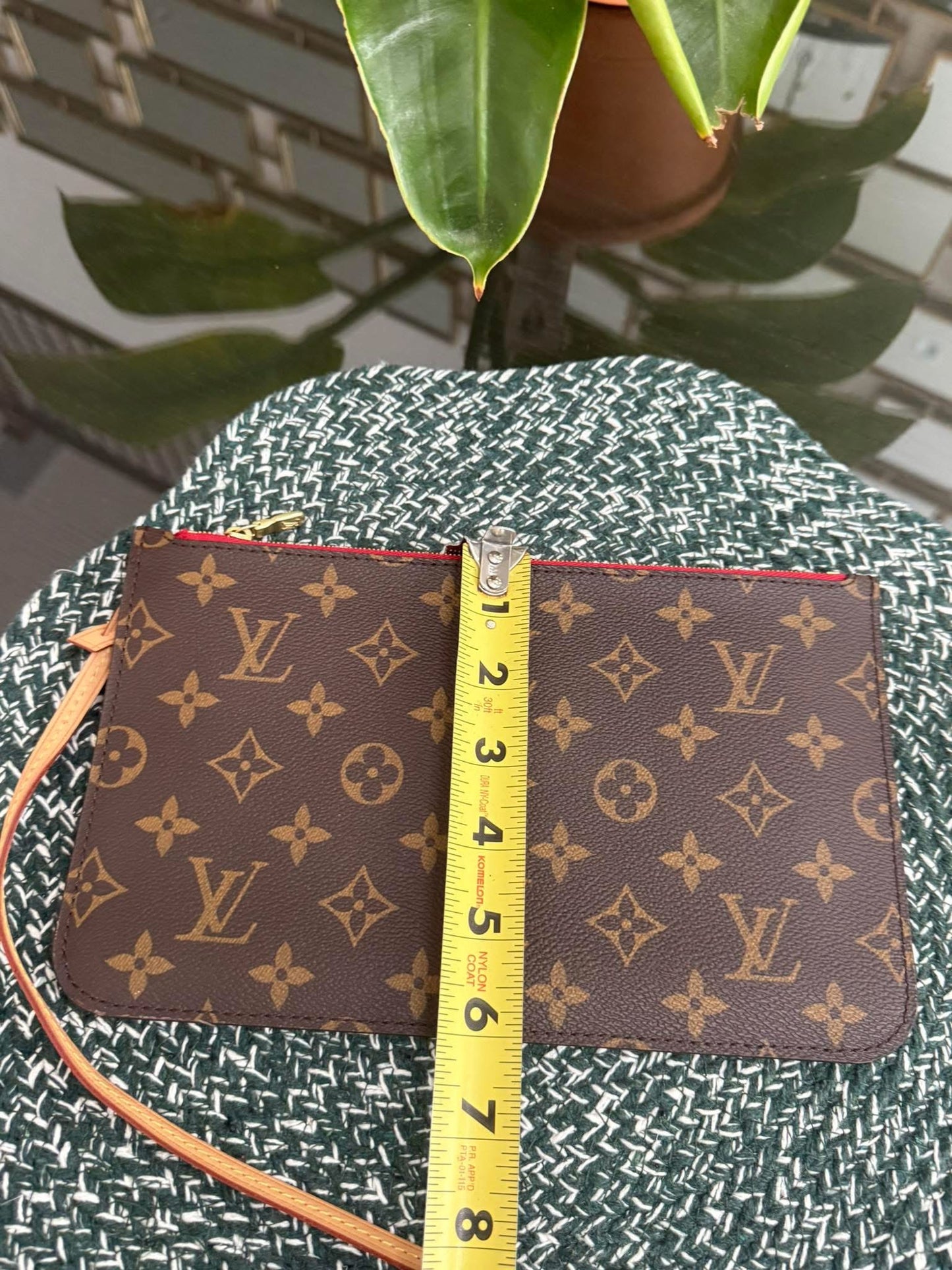 Neverfull MM/GM Pouch in Cerise 🗓️Microchip & Authenticated