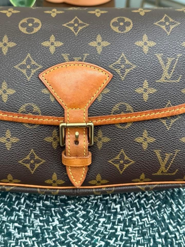 Sologne Crossbody 📅 Year: 2000