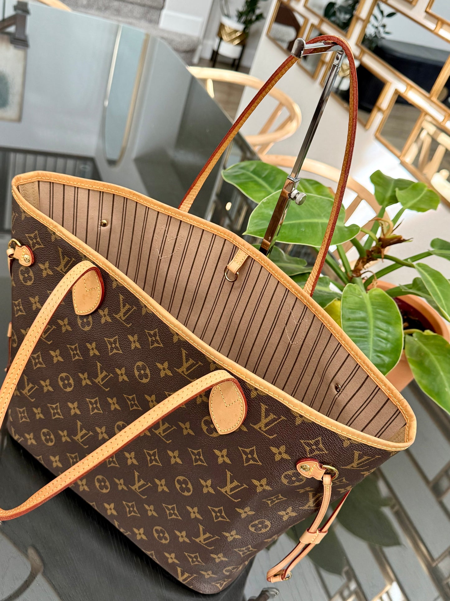 Neverfull MM in Monogram with Dustbag and Insert Organizer 📅 Year: 2017