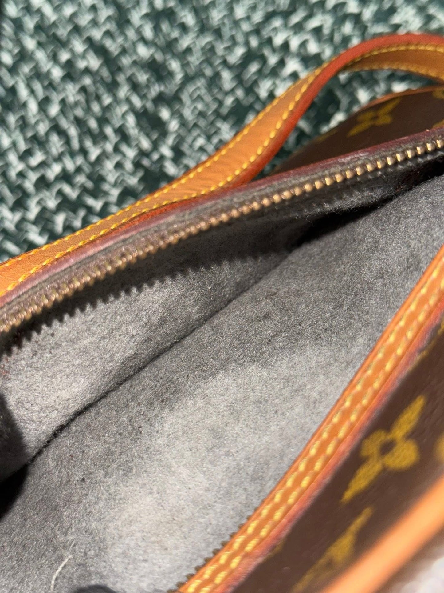 Senlis Crossbody - 🗓️ Year: 1991