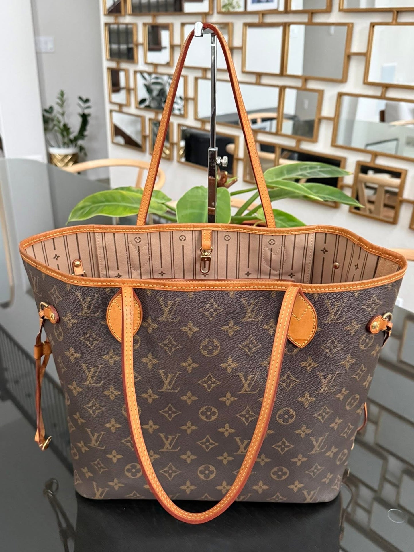 Neverfull MM with Dustbag and Insert Organizer 📅 Year: 2011