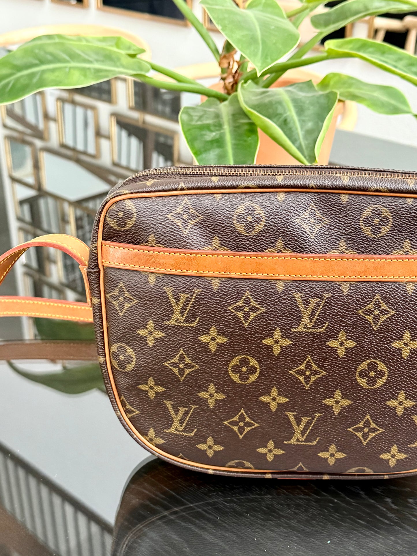 Jeaunefille GM Crossbody 📅 Year: 1987