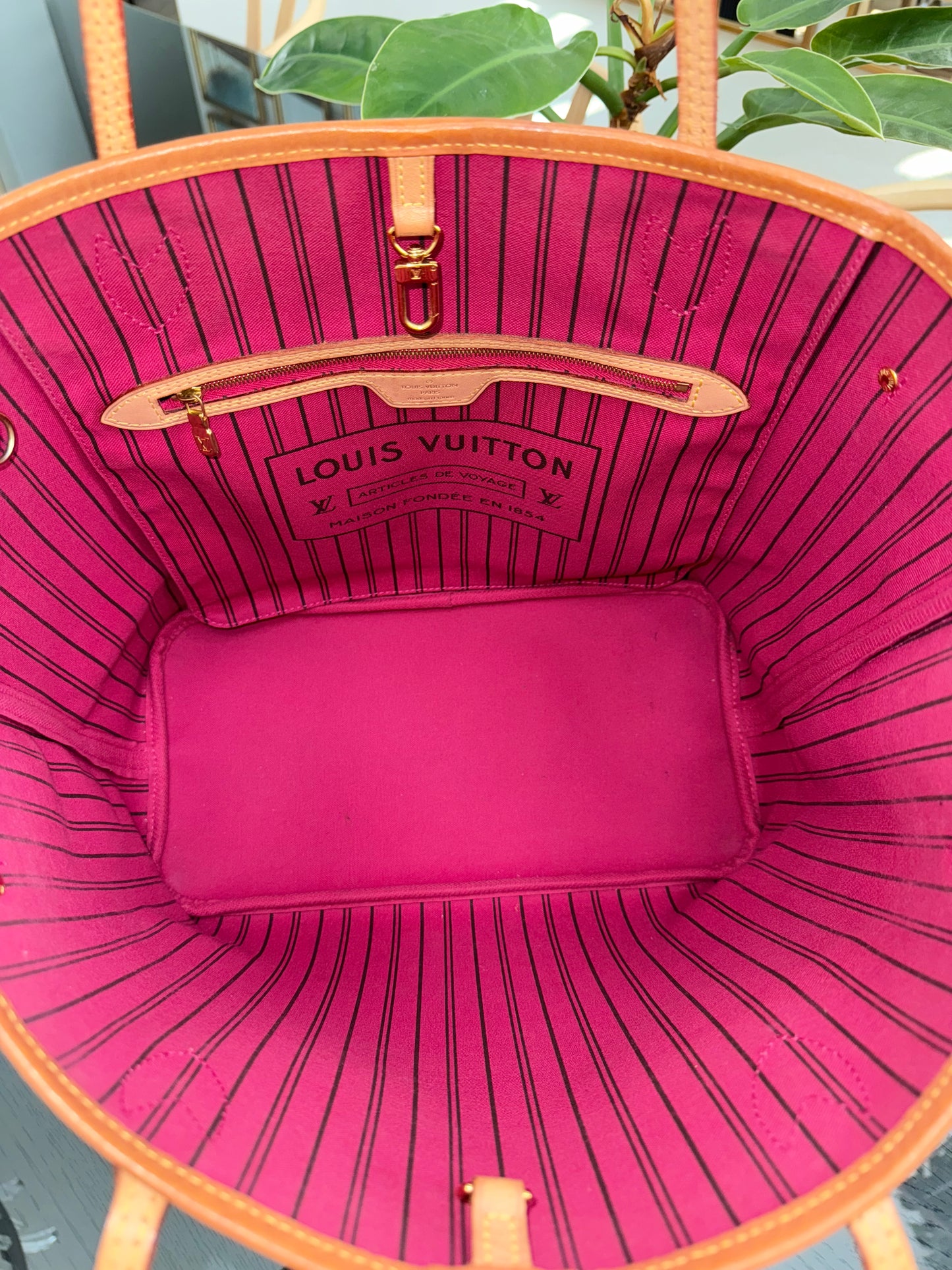 Neverfull MM Monogram in Peony with Dustbag 📅 Year: 2020