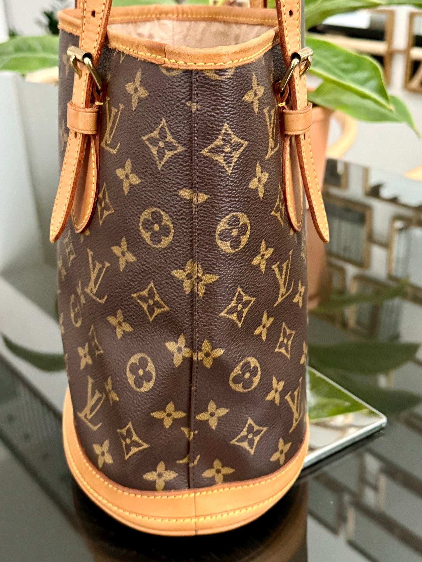 Petite Bucket in Monogram 🗓️ Year: 2000