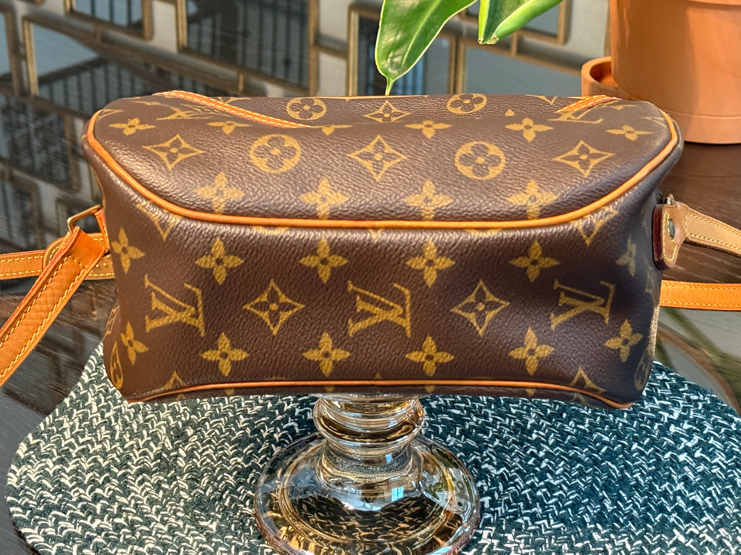 Blois Crossbody -🗓️ Year: 1995