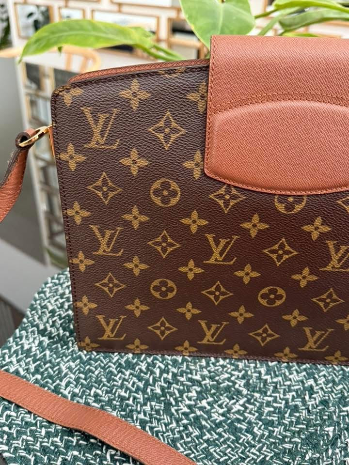 Courcelles Shoulder/ Crossbody bag 📅 Year: 1997
