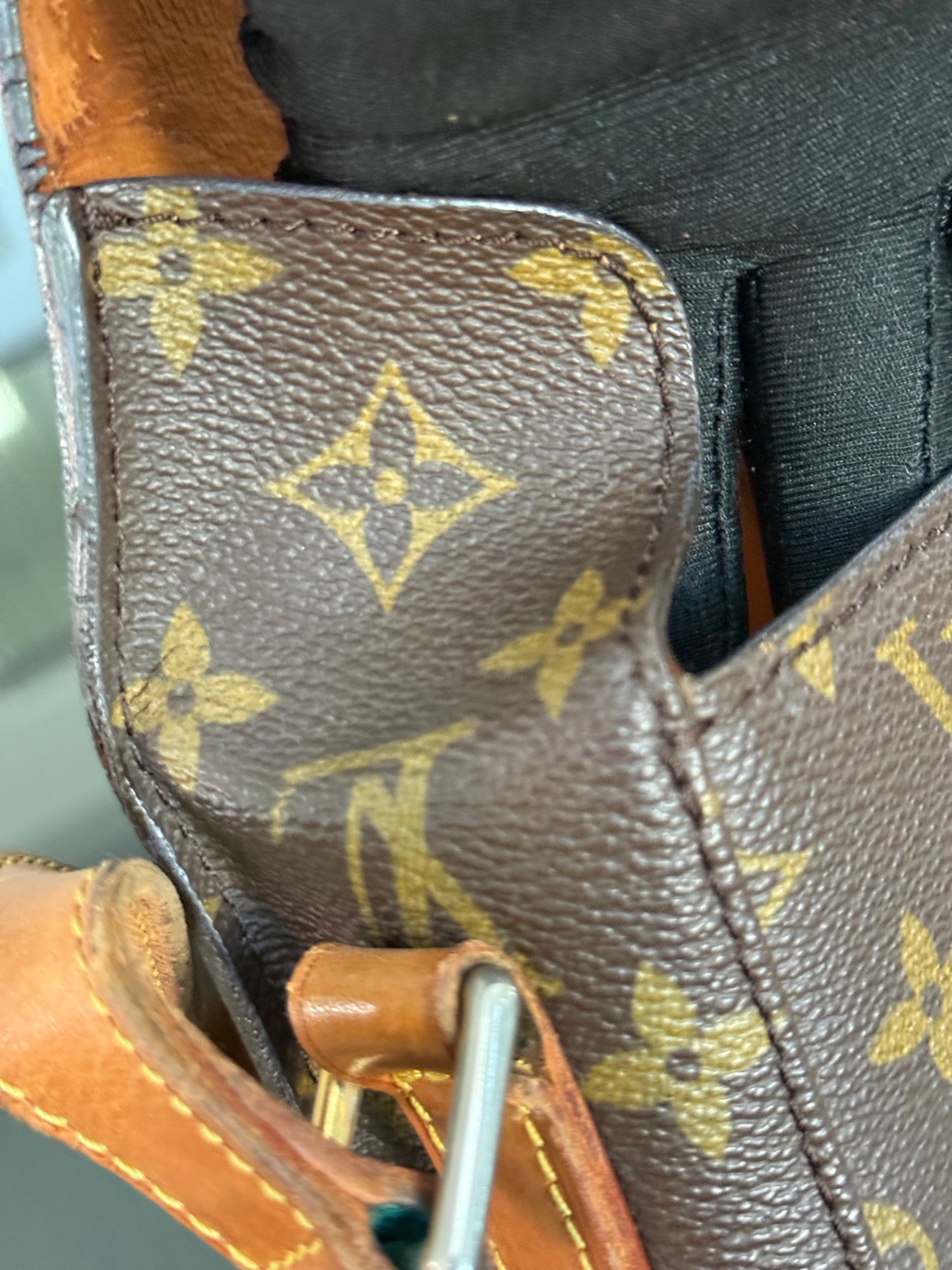 St. Cloud GM in Monogram 📅 Circa 80’s
💥No Peeling and No Stickiness💥