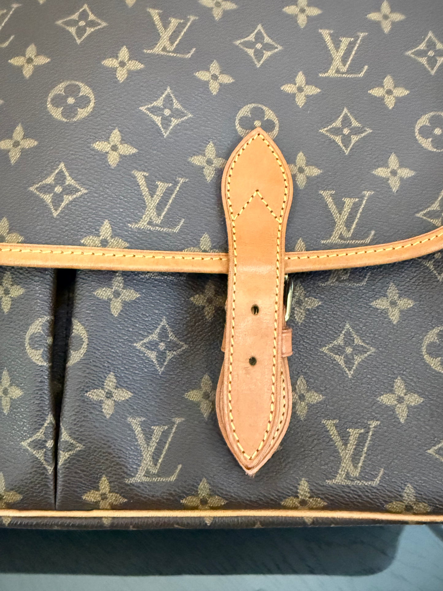 Gibeciere GM Messenger/ Crossbody Bag 📅 Year: 1994