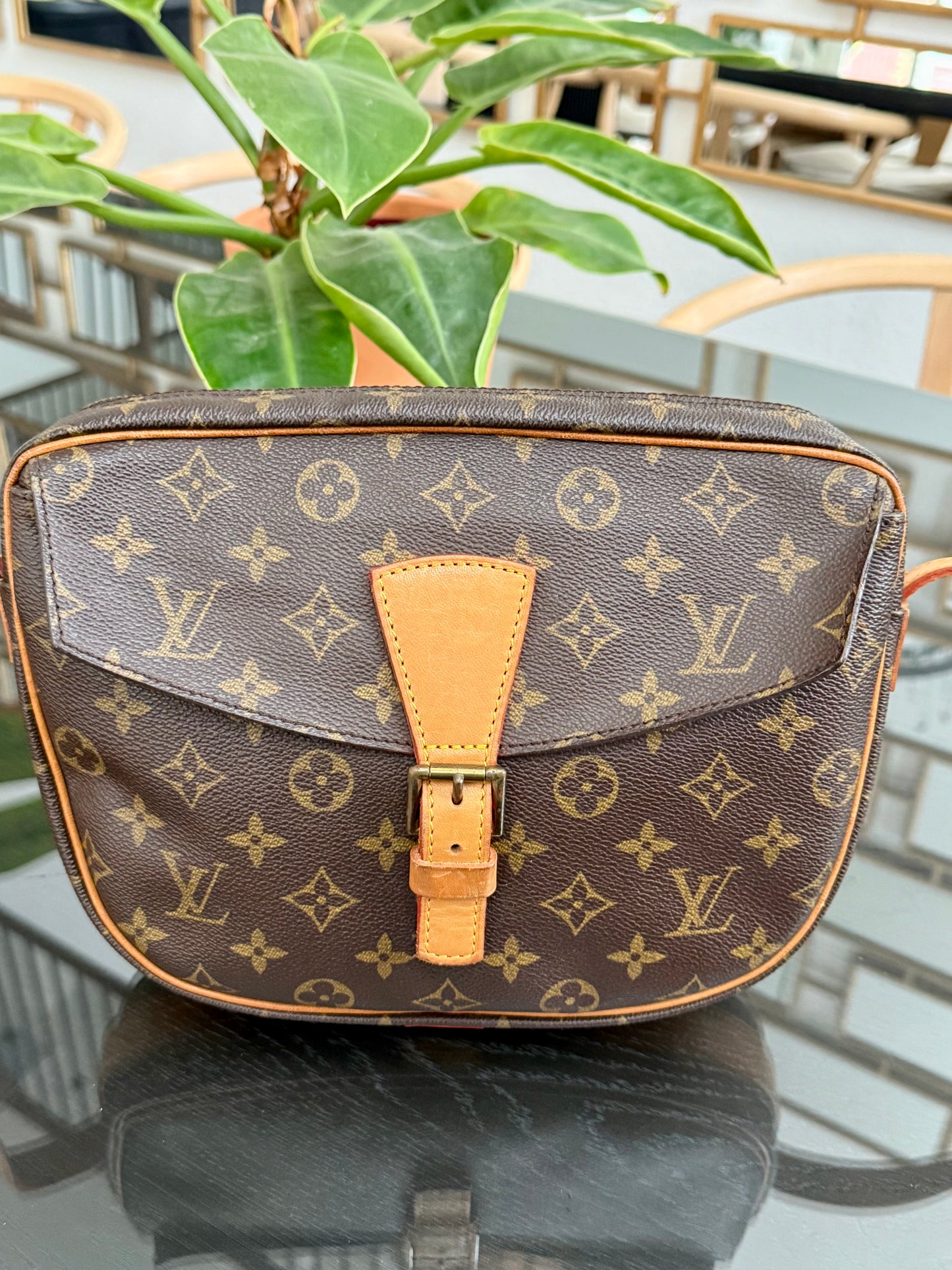 Jeaunefille GM Crossbody 📅 Year: 1987