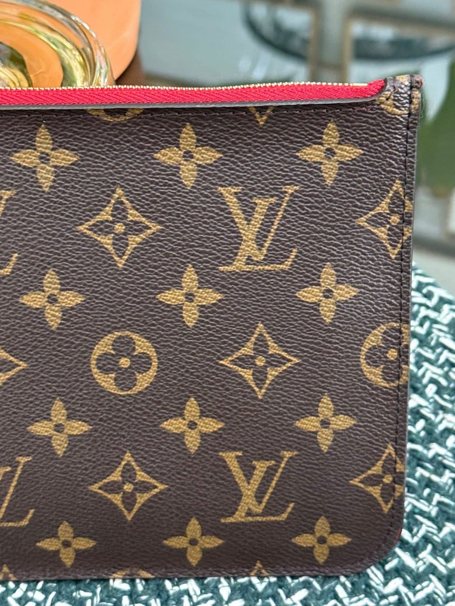 Neverfull MM/GM Pouch in Cerise interior -🗓️ Year: 2017