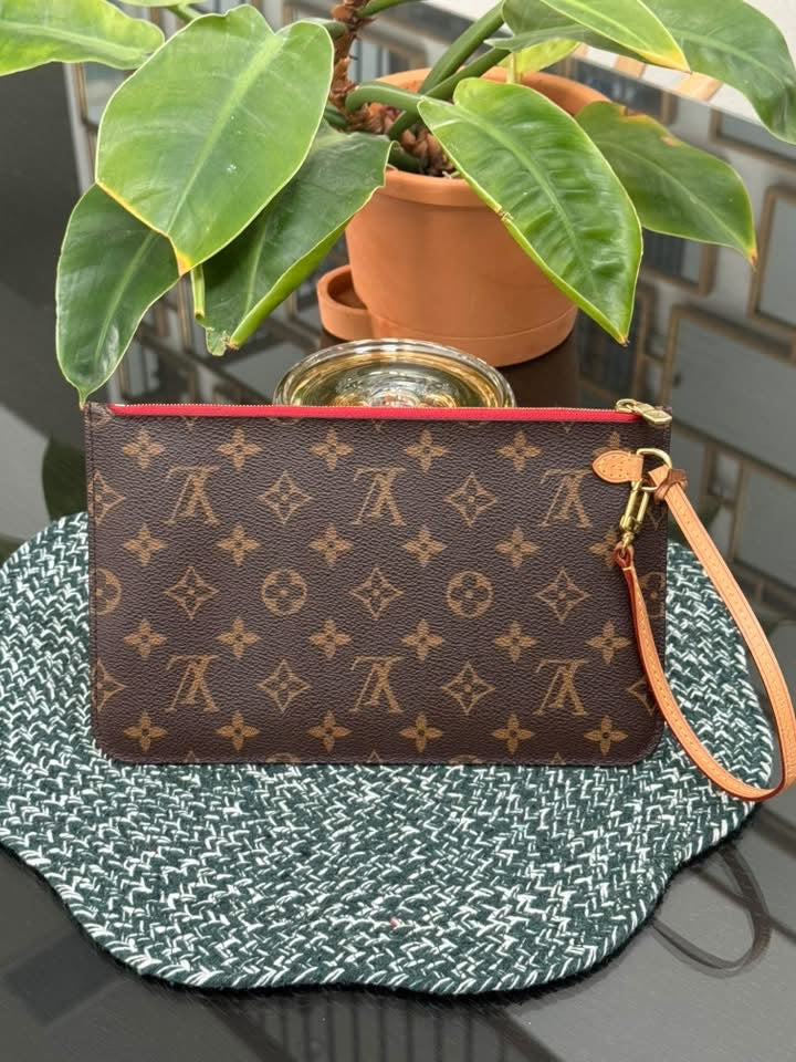 Neverfull MM/GM Pouch in Cerise 🗓️Year 2019