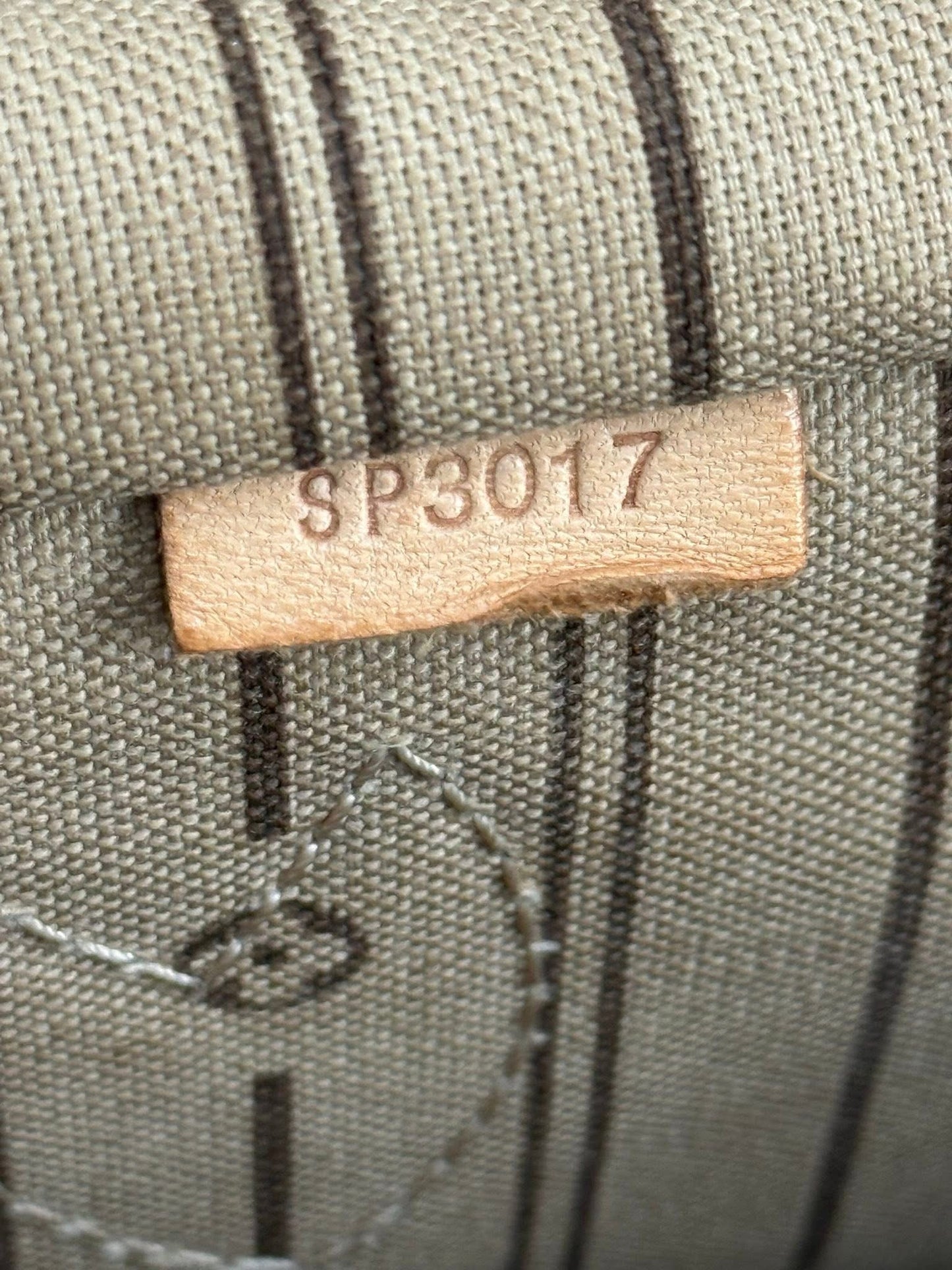Neverfull MM in Monogram with Dustbag 📅 Year: 2007