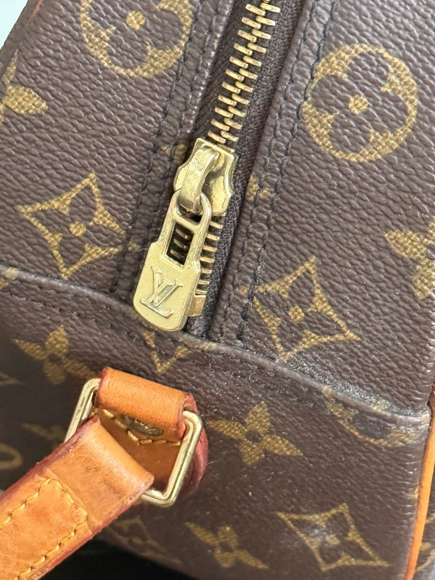 Blois Crossbody -🗓️ Year: 1994
