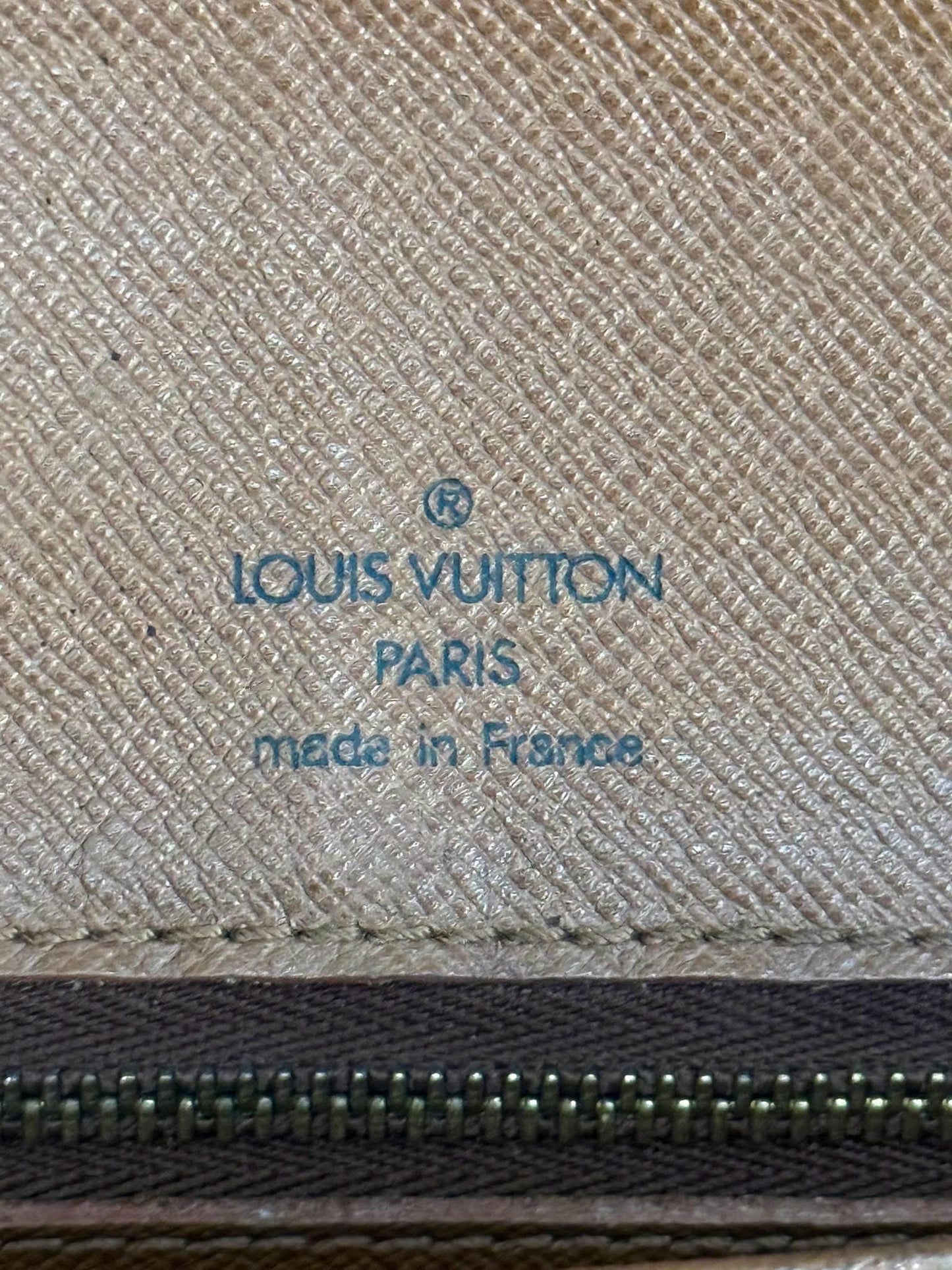 Chantilly MM Crossbody Bag 🌺 📅 Year: 1995