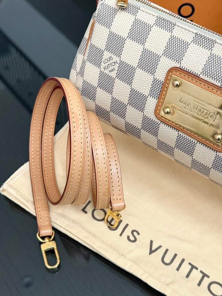 Eva Clutch in Azur with Original Strap, Dustbag , box and Paper bag 🗓️ Year: 2016