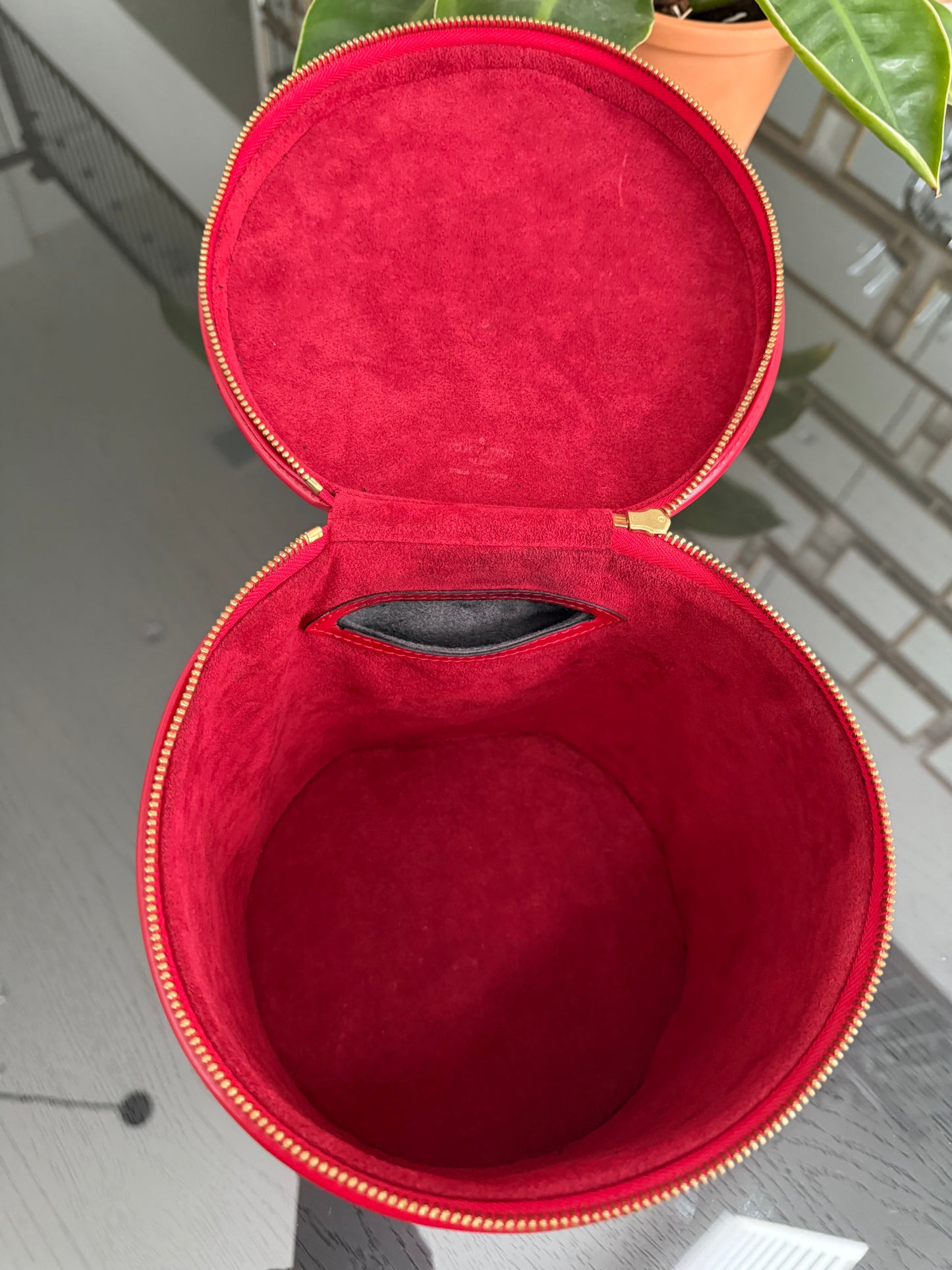 Epi Cannes with Lock No key-🗓️ Year: 2000