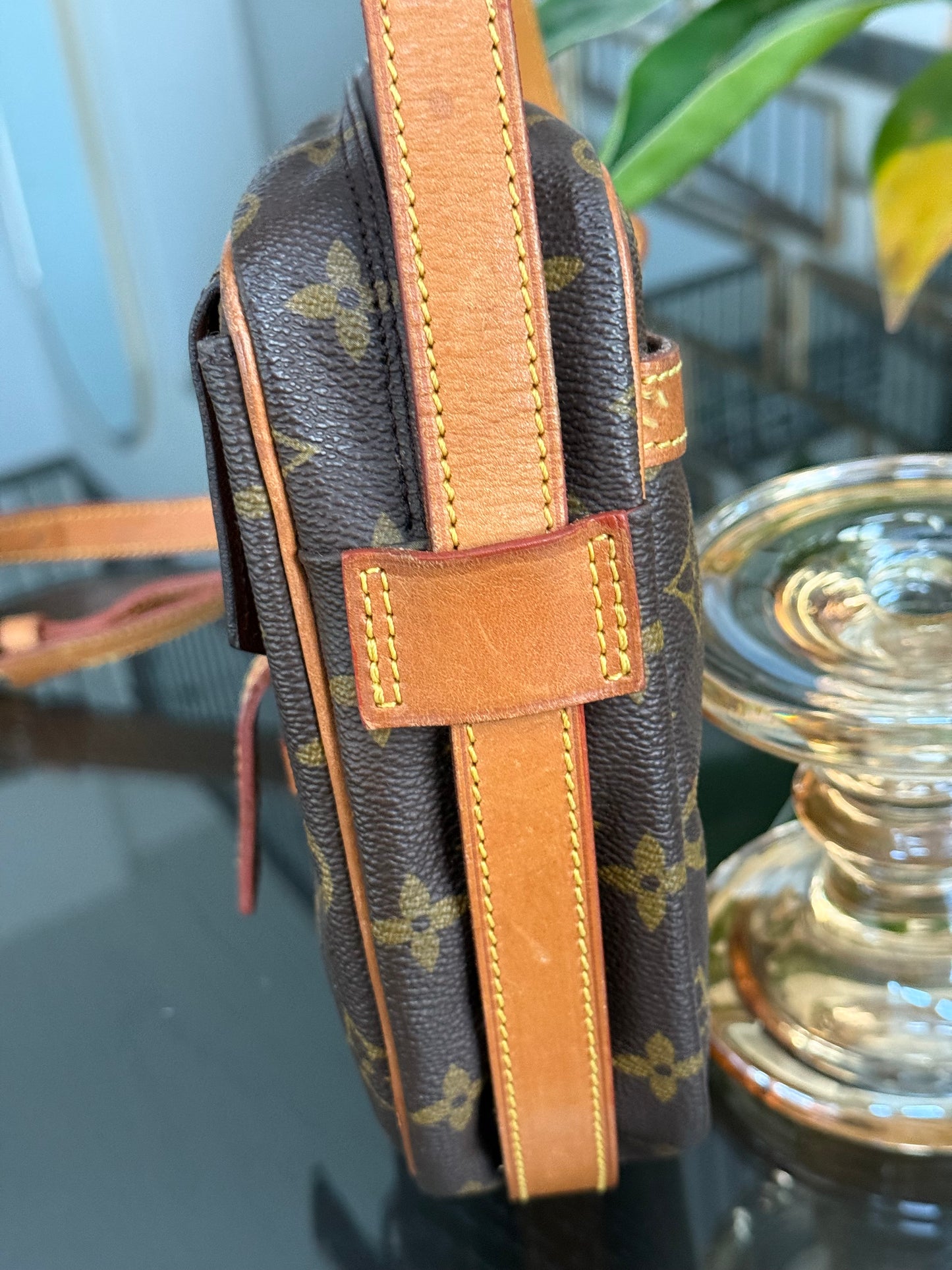 Jeaunefille GM Crossbody 📅 Year: 1989