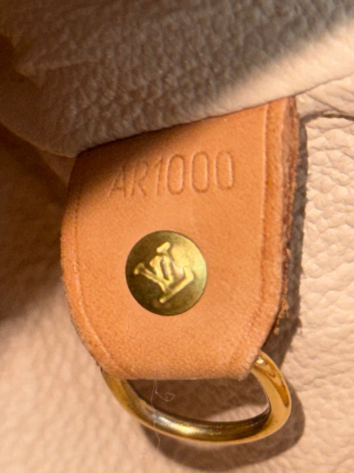 Petite Bucket in Monogram 🗓️ Year: 2000