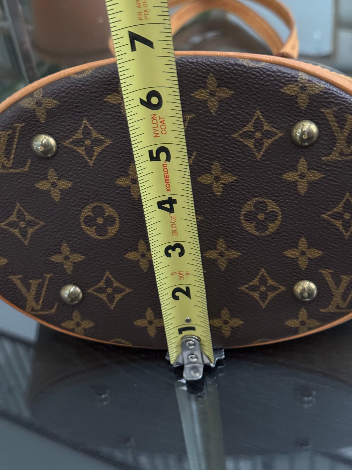 Petite Bucket in Monogram 🗓️ Year: 2000