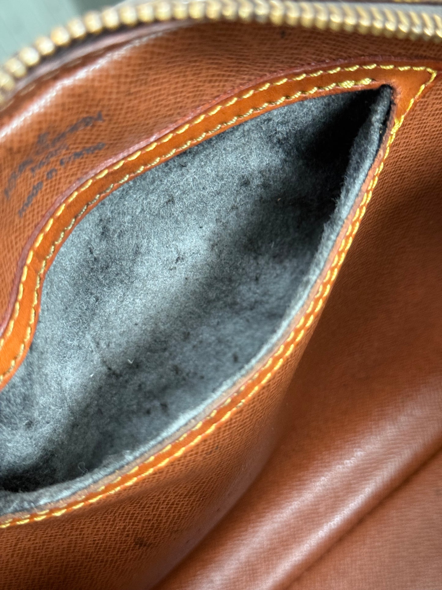 Blois Crossbody -🗓️ Year: 1995